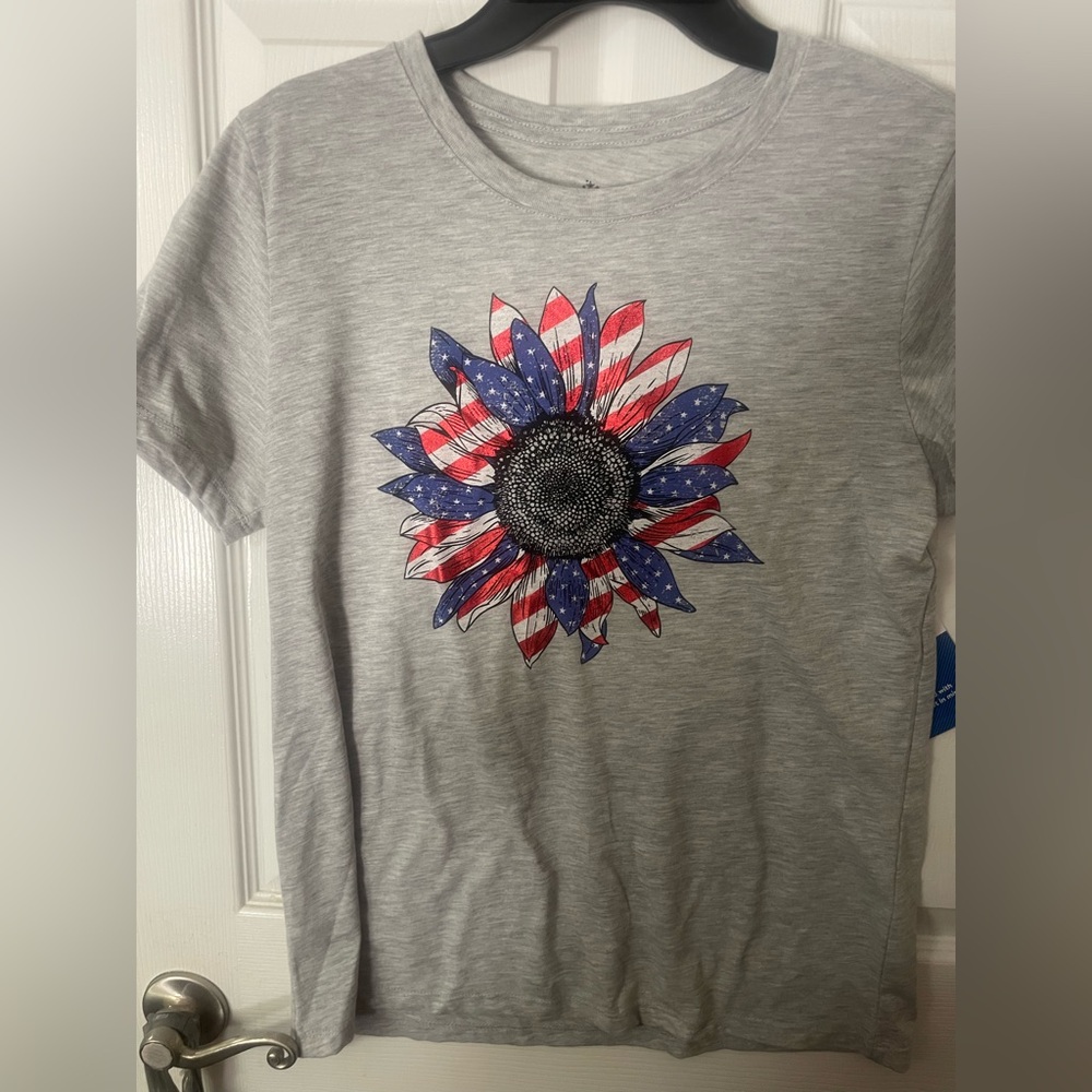 Gray Graphic T-Shirt with Patriotic Sunflower‎ Design! NWT!